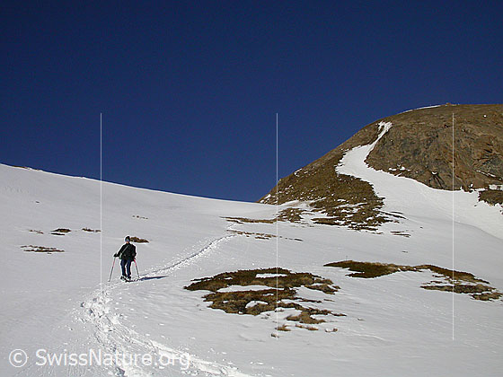 Foto: Schneeschuhläuferin im Abstieg vom Gandhorn.