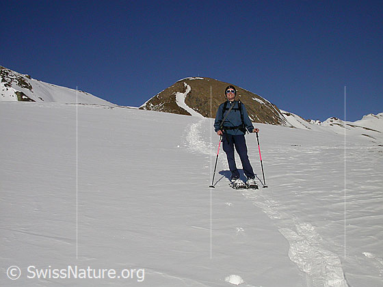 Foto: Schneeschuhläuferin im Abstieg vom Gandhorn.