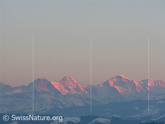 Foto: Eiger, Mönch und Jungfrau im letzten Licht des Tages.