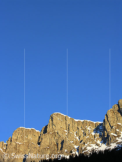 Foto: Im Aufstieg zum Ankestock. Felswände des Seehore im Morgenlicht.