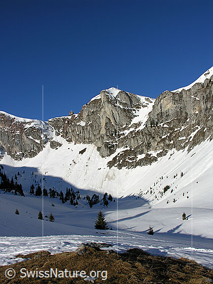 Foto: Im Aufstieg über das Alpetli zum Ankestock. Blick in den schneebedeckten Talkessel unterhalb des Fromattgrats.