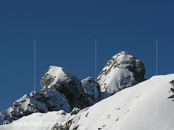 Foto: Blick vom Ankestock zu den interessant geformten Felsen der Hinderi-Spillgerte.