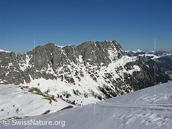 Foto: Im Abstieg vom Ankestock. Blick zum Seehore. Im Vordergrund eine Aufstiegsspur von Skitourenfahrern.