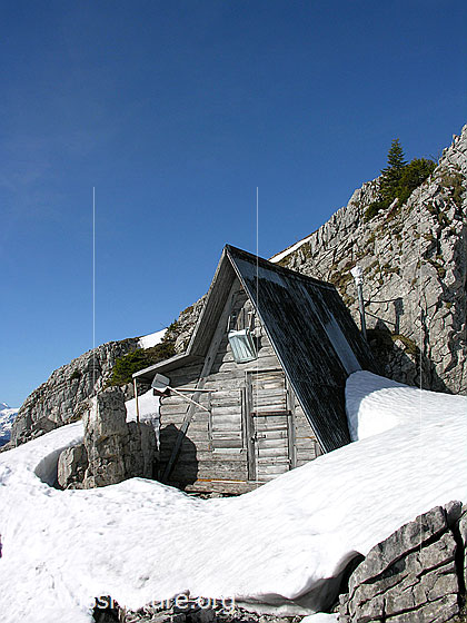 Foto: Im Aufstieg zum Hohgant: Kleine Hütte am Grat