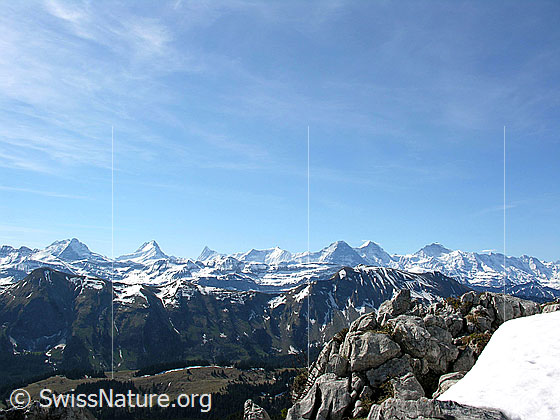 Foto: Im Aufstieg zum Hohgant: Blick zu den Berner Alpen. Wetterhorngruppe, Lauteraarhorn/Schreckhorn, Finsteraarhorn, Fiescherhörner, Eiger. Mönch und Jungfrau.
Im Vordergrund: Kalkfelsen.