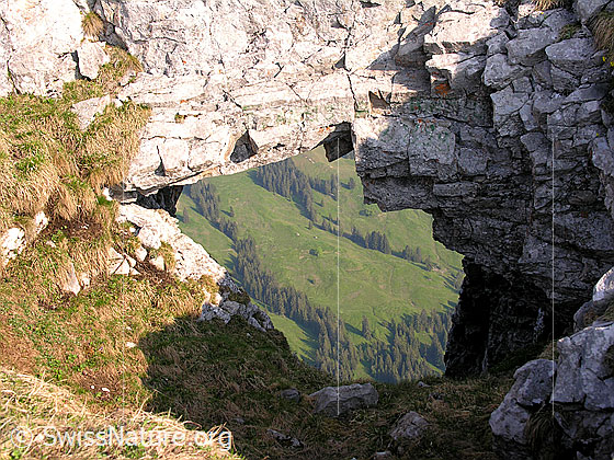 Foto: Im Aufstieg zu den Sieben Hengsten: Naturbrücke im Grat der Sieben Hengste