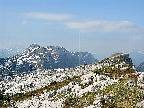 Foto: Blick vom Gipfel Richtung SW: Gemmenalphorn und Niederhorn. Rechts der Kamm der Sieben Hengste. Gut zu sehen ist die Karstlandschaft mit den Karrenfelder