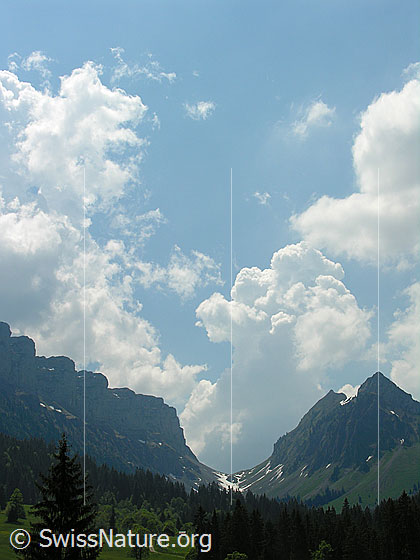 Foto: Sichle (Übergang Eriz - Justistal/Thunersee). Links die Sieben Hengste, rechts der Burst. Am Himmel grosse Quellwolken.