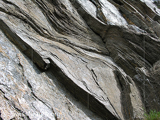 Foto: Struktur im Fels (Bündnerschiefer).