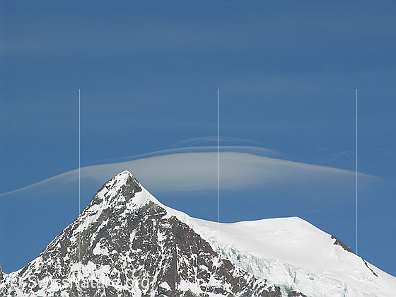 Foto: Blick vom Eggishorn zum Gipfel des Aletschhorns mit Schleierwolke.