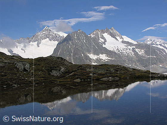 Foto: Kleiner Bergsee am Eggishorn. Blick zu Aletschhorn, Olmenhorn, Dreieckhorn und Jungfrau mit Spiegelung und Schleierwolken.