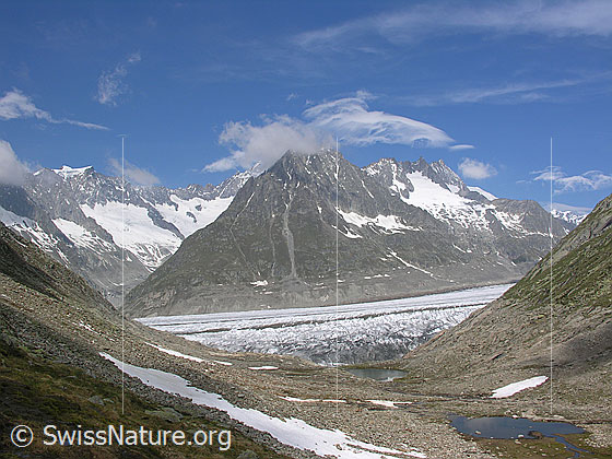 Foto: Oberhalb Märjelesee. Blick auf den Bergsee und den Aletschgletscher. Im Hintergrund sind Geisshorn, Olmenhorn und Dreieckhorn zu sehen.