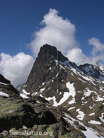 Foto: Blick vom Grampielpass zum Rothorn und auf den Geisspfad. Dahinter türmen sich Wolken auf.
