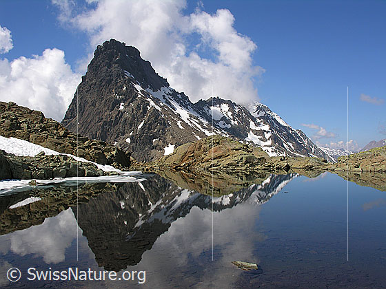 Foto: Spiegelung des Felsmassivs vom Rothorn bis zum Schwarzhorn im Grampielsee.