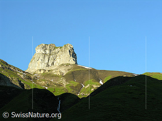 Foto: Chlyne Bundstock von NNE, rechts davon die Dündeegg. Morgenlicht.
