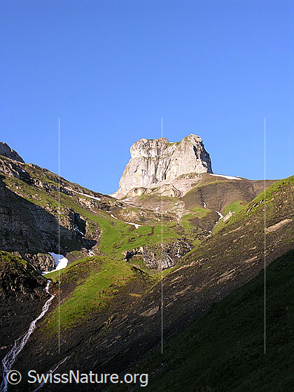 Foto: Chlyne Bundstock von NNE, rechts davon die Dündeegg. Morgenlicht.