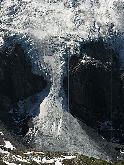 Foto: Hängegletscher am Fuss des Blüemlisalpmassivs.