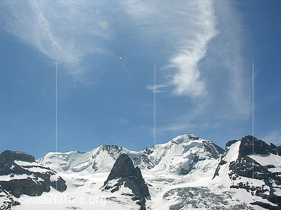 Foto: Wildi Frau - Morgenhorn - Wyssi Frau - Ufem Stock - Blüemlisalphorn - Blüemlisalprothorn. Darüber blauer Himmel mit Schleierwolken.