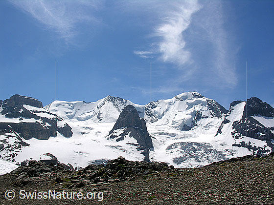 Foto: Wildi Frau - Morgenhorn - Wyssi Frau - Ufem Stock - Blüemlisalphorn - Blüemlisalprothorn. Darüber blauer Himmel mit Schleierwolken.