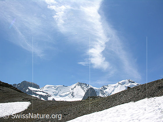 Foto: Wildi Frau - Morgenhorn - Wyssi Frau - Ufem Stock - Blüemlisalphorn. Darüber blauer Himmel mit Schleierwolken.