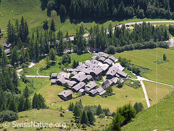 Foto: Blick vom Galen auf das Bergdorf Imfeld, Binntal.