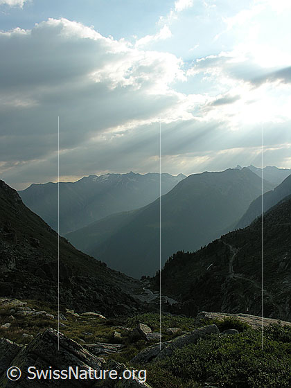 Foto: Im Mättital. Interessante Morgenstimmung über dem Binntal.