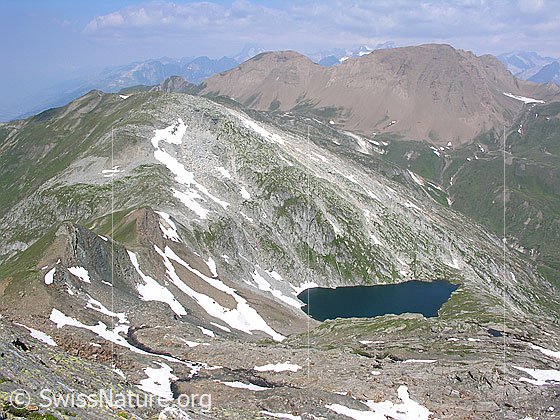 Foto: Blick vom Gipfel auf Oberblatthorn und Blausee. Im Hintergrund: Huwetz und Bättlihorn.