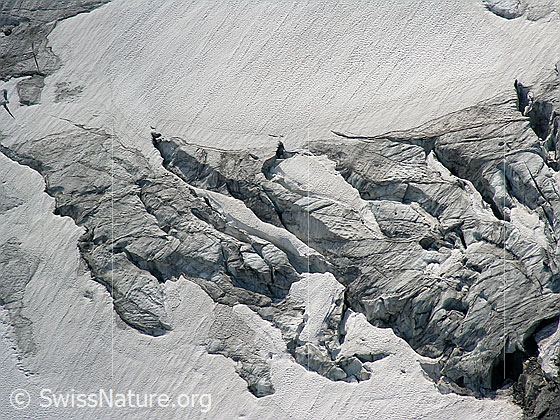 Foto: Blick vom Gipfel auf den Mättitalgletscher. Zu sehen sind div. Gletscherspalten.