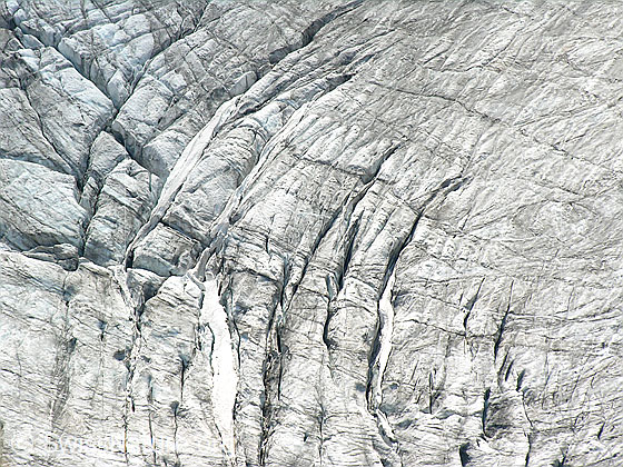 Foto: Blick vom Gipfel auf den Mättitalgletscher. Zu sehen sind div. Gletscherspalten.