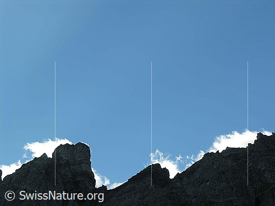 Foto: Morgenstimmung über den Felsköpfen der Helse.