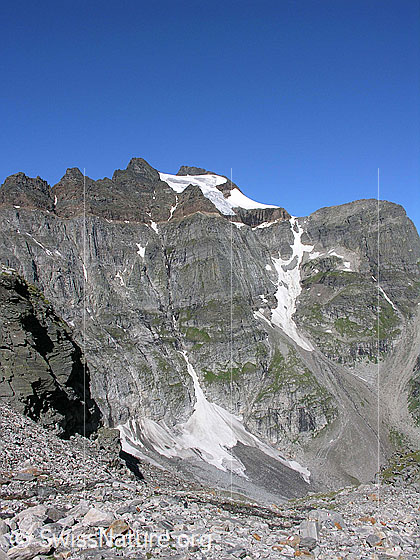 Foto: Blick zu den steil abfallenden Felswänden des Hillehornmassivs.