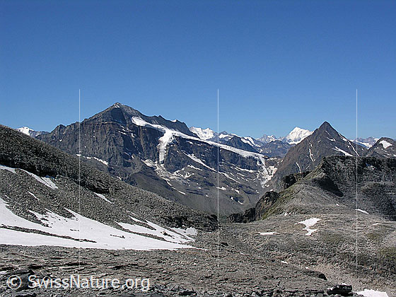 Foto: Blick vom Helsegletscher über den Ritterpass zum Monte Leone und Bortelhorn. Im Hintergrund die Walliser Alpen.