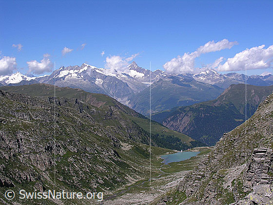 Foto: Blick über das Chummibort mit Staubecken zu den Berner Alpen.