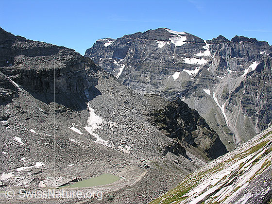 Foto: Blick vom Halbelfjoch zum Wannisee. Im Hintergrund das Helsenhorn.