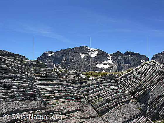 Foto: Interessante Felsstruktur auf dem Halbelfjoch beim Wannigletscher. Im Hintergrund das Helsenhorn.