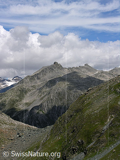 Foto: Blick vom Fleschsee über das Furggulti zur Schinhorngruppe. Links das Hohsandhorn.