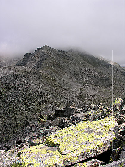 Foto: Blick vom Risihorn auf den in Nebel eingehüllten Ausläufer des Wasenhorns.