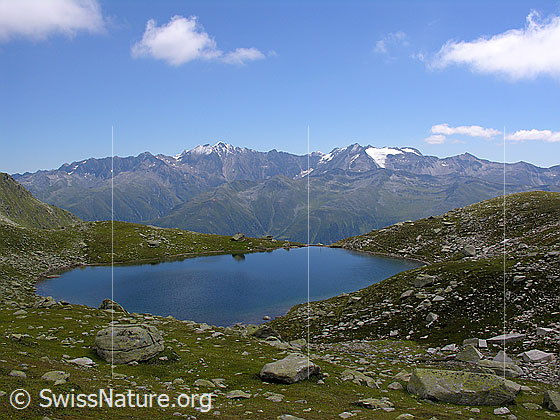 Foto: Im Abstieg vom Risihorn. Blick auf den Mittelsee. Im Hintergrund Blinnenhorn und Rappehorn.