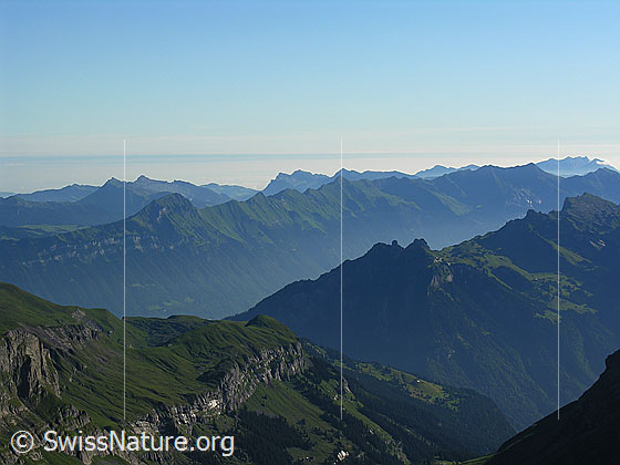 Foto: Blick vom Schilthorn über die Voralpenketten Richtung  Zentralschweiz. In der Bildmitte der Brienzer Grat mit Augstmatthorn, Tannhorn, Brienzerrothorn.