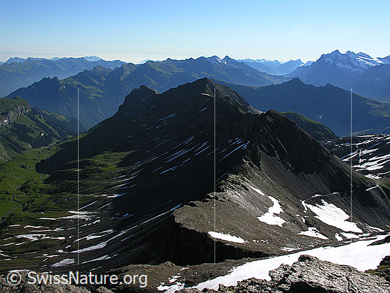 Foto: Im Abstieg vom Schilthorn. Blick ins Soustal und über das Bietenhorn zum Grat mit Schynige Platte und Faulhorn. Rechts im Hintergrund ist das Wetterhorn zu sehen.