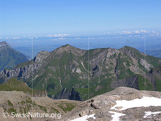 Foto: Im Aufstieg zum Hundshorn. Blick zum Dreispitz. Links ist der Niesen zu sehen und über dem Mittelland haben sich kleine Wolken gebildet.