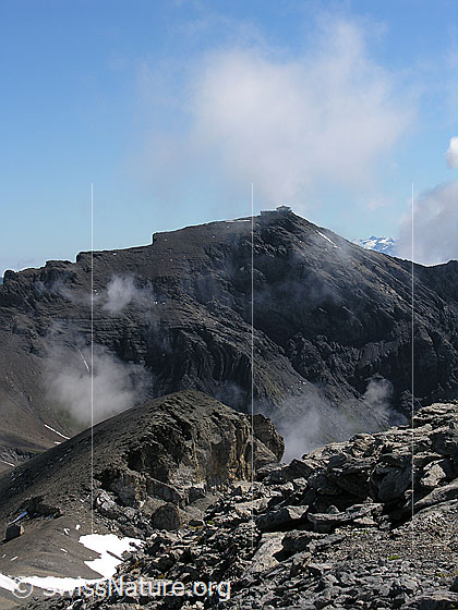 Foto: Blick vom Hundshorn zum Schilthorn. Erste Quellwolken steigen am felsigen Gelände auf.