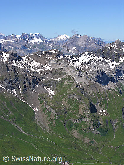 Foto: Blick vom Hundshorn zum Bundstock. Im Hintergrund: Wildstrubel, Wildhorn und Lohner.