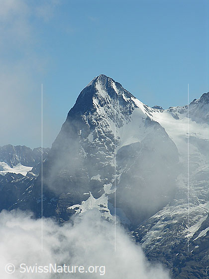 Foto: Blick vom Hundshorn zum Eiger mit aufsteigenden Quellwolken.