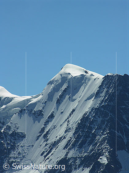 Foto: Blick vom Hundshorn auf die Nordwand der Äbeni Flue. Daneben ist das Gletscherjoch zu sehen.