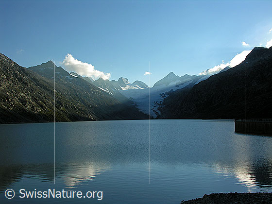 Foto: Mit schwacher Spiegelung. Im Hintergrund Oberaarjoch und Oberaarhorn.