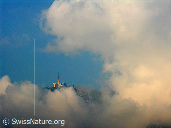Foto: Abendstimmung über dem Säntis. Abendstimmung über dem Säntis. Durch eine Wolkenlücke ist der Gipfel des Säntis mit Sendemast zu sehen.
