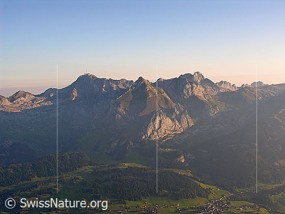 Foto: Alpstein: Säntis, Wildhuser Schafberg und Altman im Morgenlicht. Die Täler, Weiden und Wälder des Toggenburgs liegen noch grösstenteils im Schatten.