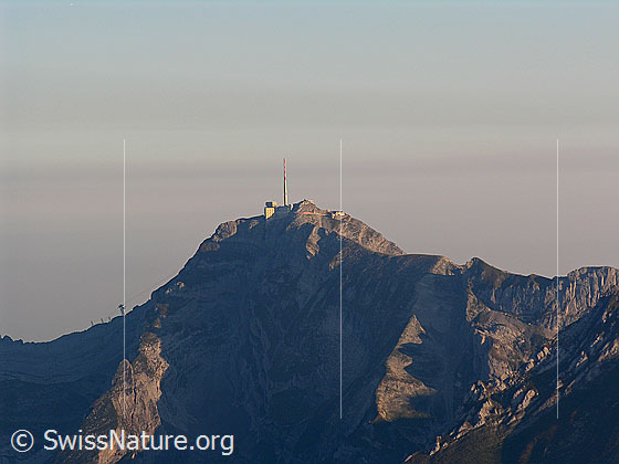 Foto: Säntis, Toggenburg, mit Licht und Schatten in den steil abfallenden Flanken.