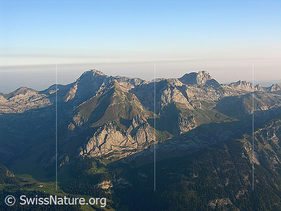Foto: Alpstein: Säntis, Wildhuser Schafberg und Altman im Morgenlicht. Die Täler, Weiden und Wälder des Toggenburgs liegen noch grösstenteils im Schatten.
